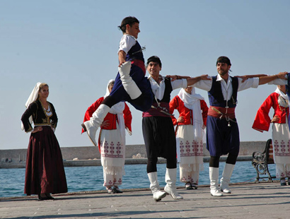 Όλη η Ελλάδα χορός και τραγούδι